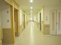 奥行きのある長い廊下には、木の香りが広がります。