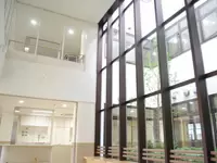 2階と3階は吹き抜け。外の中庭からは明るい太陽の光が差し込みます。
