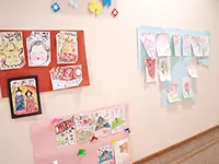 患者さんたちが作った絵手紙。これを見るだけで元気をもらえます。