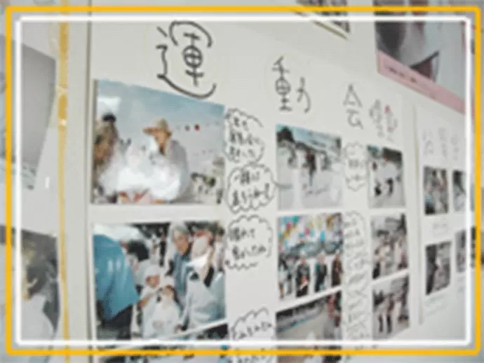 玄関に貼ってある思い出の写真☆運動会や旅行に出かける｢おばあちゃん｣の笑顔が輝いています。