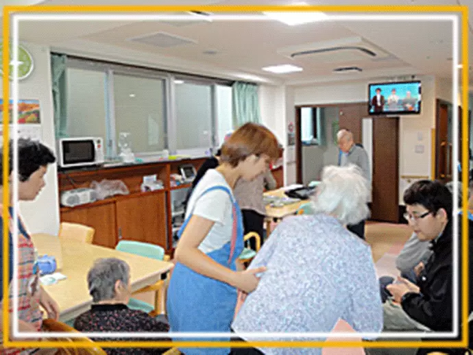 利用者様と会話するスタッフの顔はいつも明るい笑顔です☆