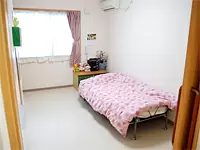 グループホーム内にある個室は入居者の方が自由にアレンジ。個性豊かなお部屋が並んでいます。