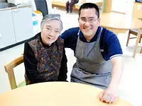 スタッフと利用者のツーショット♪ 少人数のグループホームだからこそ、じっくり向き合う時間があります。