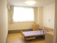 全室完全個室（夫婦部屋あり）。広々としており、太陽の光が差し込む明るい空間です。