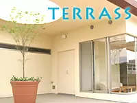 ☆自慢の設備2☆春は桜並木、夏は美しい木立、秋は紅葉を眺められる3階のテラス。