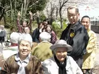 お花見に行ってきました！みなさんはしゃいでいます。