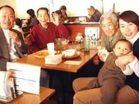 外食に行くこともよくあります。みんな笑顔で楽しそうです。