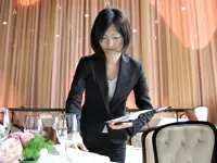 【ブライダル】挙式当日は誰よりも早く会場入りしてセッティングを行います。