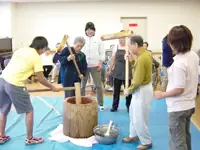 恒例の餅つき大会！笑い声が響き渡るアットホームな雰囲気です♪