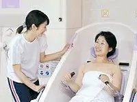 ゆったりとくつろいで頂ける広めの浴室「三世の湯」では、介護が必要な方も安心な最新の設備をご用意。