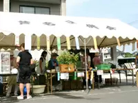 夏祭りの様子。スタッフ、お客様、ご家族、そして一般の方が集まる毎年恒例のイベントです。