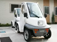移動は電動バイクで行うことも。電気で走るので地球に優しく、乗り心地も抜群です！