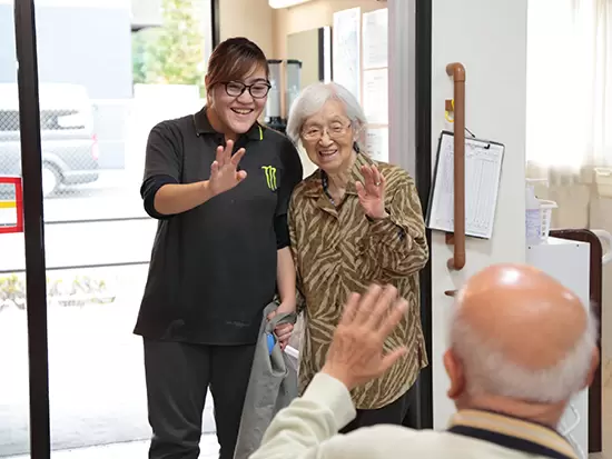お出かけ前にみんなにご挨拶♪ご入居者のお散歩もサポートしています。