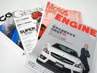店内のクルマ専門誌をめくるだけでも、随分勉強になる。自分で買うなら…夢が膨らみます。