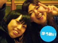 ほろよい気分の二人。飲み会が多く、スタッフ同士の仲の良さが当社の魅力です。