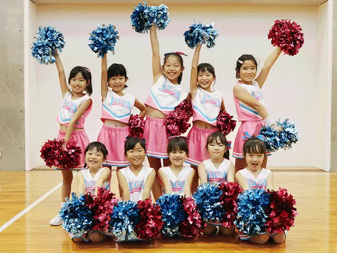 チアのみんなでポーズ！かわいい衣裳も人気があります★