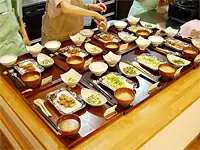 入居者様に出されるお料理は、すべて調理スタッフが毎日栄養を考えて作っています。