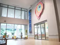 エントランスホール。壁一面にかかっているのは女子美術大学に協力を頂いているヒーリングアートです