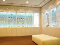 本社オフィスの地下にあるショールーム。「AHAVA化粧品」の全ラインナップを取り揃えています。