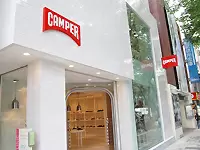 オシャレな街の路面店や百貨店内にあるCAMPER。見かけたらついつい入りたくなります。