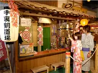 手裏剣、吹き矢、人形すくいなど、縁日をイメージした遊びや買い物スポットも大人気！