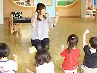 リトミックのレッスン風景。こどもたちが楽しめるよう様々な工夫したプログラムを行っています。