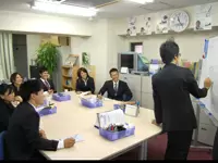 製品についての知識やお客様へのアプローチ方法など、研修を通じてみんなで共有しています。