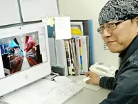 ▲社内にはデザイナーもいます。自分のアイデアが販促ツールなどの形になっていく面白さを味わえます！