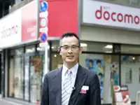 創業者の奥田。頻繁に現場でお客様の対応をしています。スタッフたちとも仲が良いんですよ。