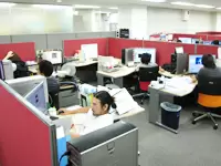 社内風景です。皆さん集中しています。