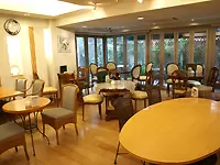 落ち着いた雰囲気の店内。外にテラス席もあり、お客様がゆったりとしたひとときを楽しんでいます。