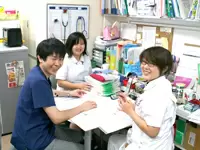 朝：毎日の申し送りも笑い声が絶えません。