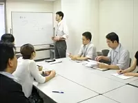 ミーティング風景。じっくり丁寧に、みんなで成長していきます。