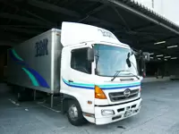 お客様のもとへ安心安全と共に商品をお届けする、当社のトラックです。