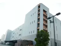広大な土地の中でどんと構えるオフィスで、私たちは働いています。