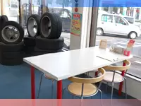 ショールームとオフィスを兼ねる店内は、広々としていてゆったりした雰囲気です