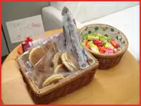 休憩スペースにはお菓子も。働いて下さる皆さんが気軽に来て頂ける職場を目指しています。