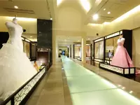 120坪の敷地を誇る店舗にはヴァージンロードもあり、ドレスファッションショーが行われることも