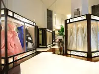 国内で取扱いが限られるヨーロッパの最高級ブランドのドレスを数百着ご用意し、花嫁をプロデュース