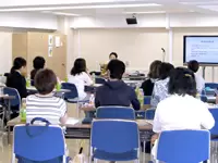 勉強会や研修も充実。認知症や口腔ケアについて知識を深めます。