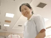 お仕事中のワンショット。笑顔を絶やさないことも看護師の仕事です