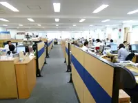 大きな窓からは陽射しがたっぷり。オフィスも社員の雰囲気も明るさと優しさがあふれています
