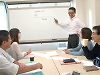 ただいま会議中。皆自由に意見が言える、和やかな雰囲気です。