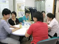お昼休みには、みんなで談笑。業務以外でも仲の良いメンバーたちです！