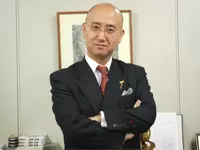 プロとして組織を引っ張る頼もしいリーダーです。時に厳しく、時に優しく社員と積極的に接します。