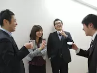 休憩中は家族ネタ、恋愛ネタ、テレビネタなど仕事以外の話で盛り上がっています