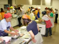 写真は料理教室風景。研修や勉強会ですぐに活かせるスキルを身につけることができます。