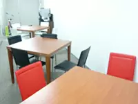 オフィスの入り口にはお客様用のスペースが。スタイリッシュなトーンで並びます。