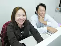 右奥でポーズを取っているのが代表・仙田。社員との距離の近さも、当社のポイントの一つです。