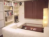本棚の書物は貸し出し自由！仕事に必要な書物は会社が費用を負担しています。